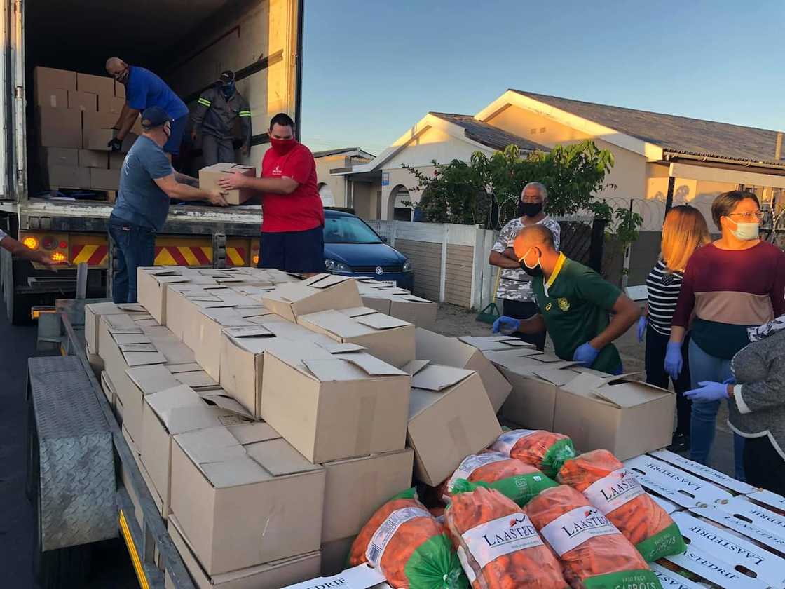 SA farmers have donated food parcels to the poor and vulnerable. Source: Christo van der Rheede/Facebook SA farmers have donated food parcels to the poor and vulnerable. Source: Christo van der Rheede/Facebook