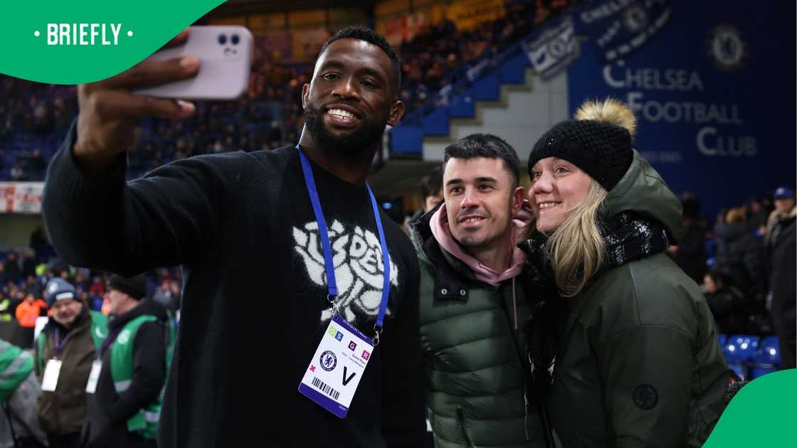 Siya Kolisi took a picture with fans in England. Siya Kolisi took a picture with fans in England.