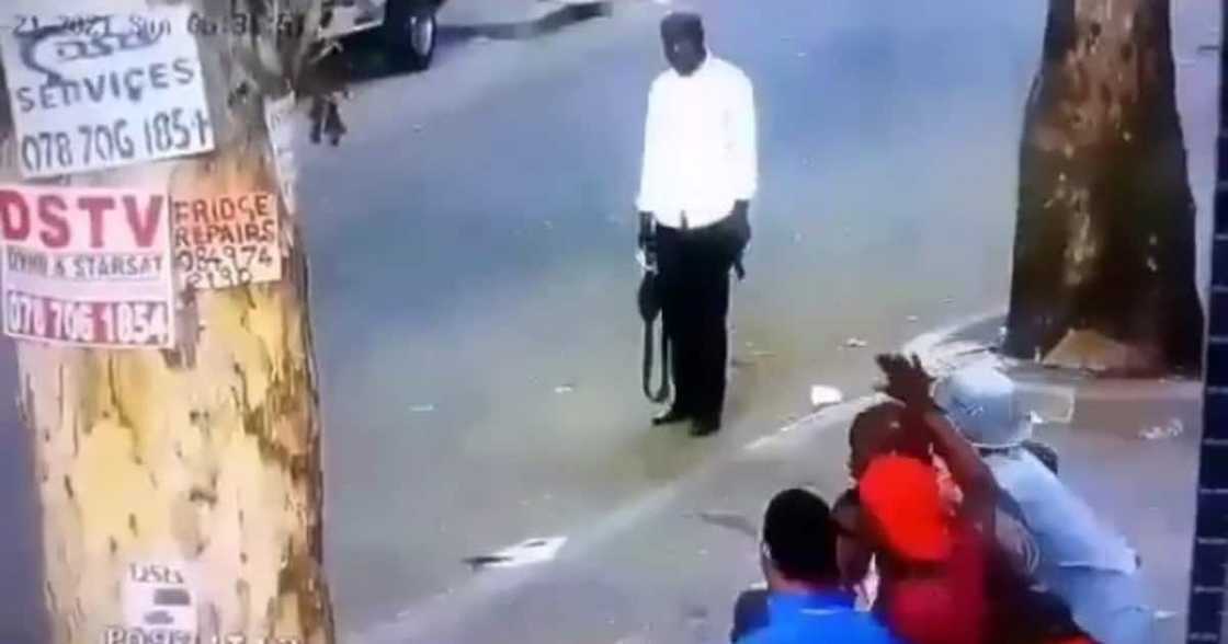 Robber Gets the Shock of His Life After Would Be Victim Pulls out Gun Robber Gets the Shock of His Life After Would Be Victim Pulls out Gun