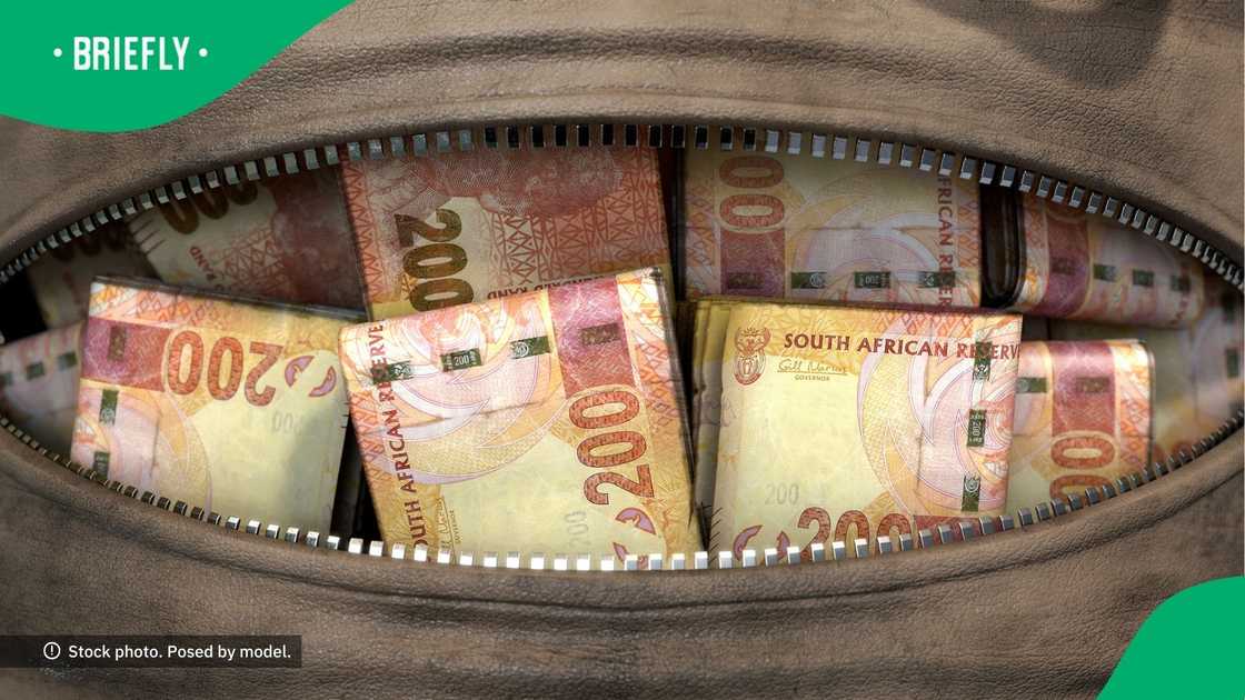 Men shows off wealth Men shows off wealth