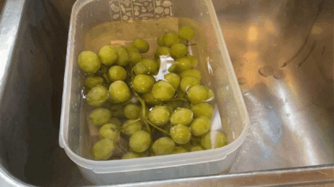 Using baking soda to wash grapes