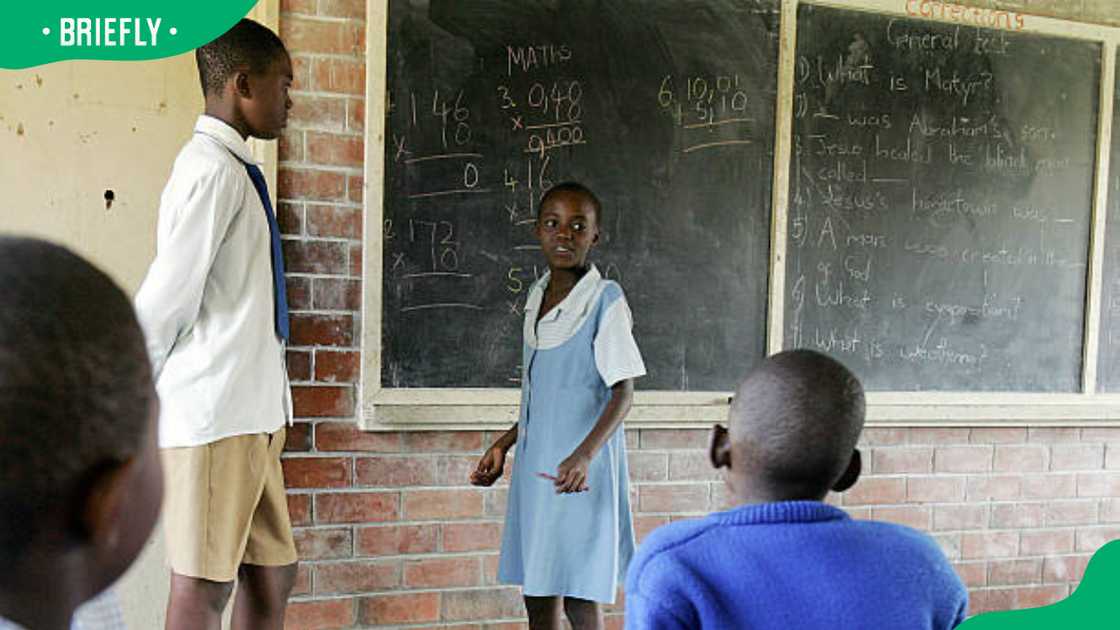 Pupils being taught in Zimbabwe Pupils being taught in Zimbabwe
