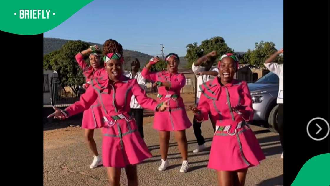 The Ndlovu Youth Choir. The Ndlovu Youth Choir.