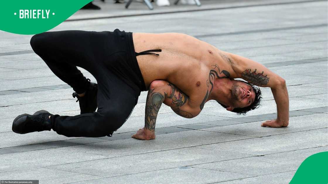 A street performer saved a child who dared to copy him