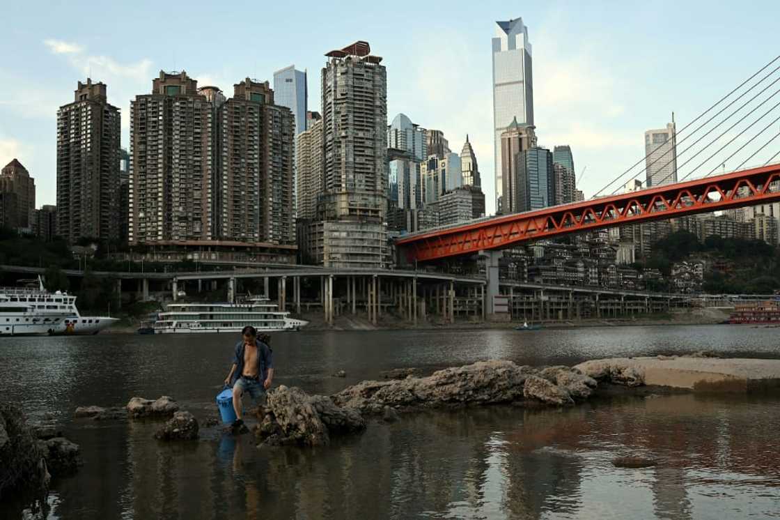 China's national meteorological service renewed its warnings for drought and high temperatures on Tuesday, calling on 11 provincial governments to activate emergency responses China's national meteorological service renewed its warnings for drought and high temperatures on Tuesday, calling on 11 provincial governments to activate emergency responses