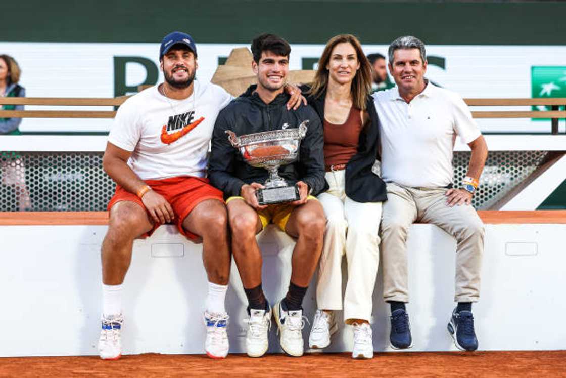 Carlos Alcaraz alongside his brother Álvaro, mother Virginia, and father González in Paris