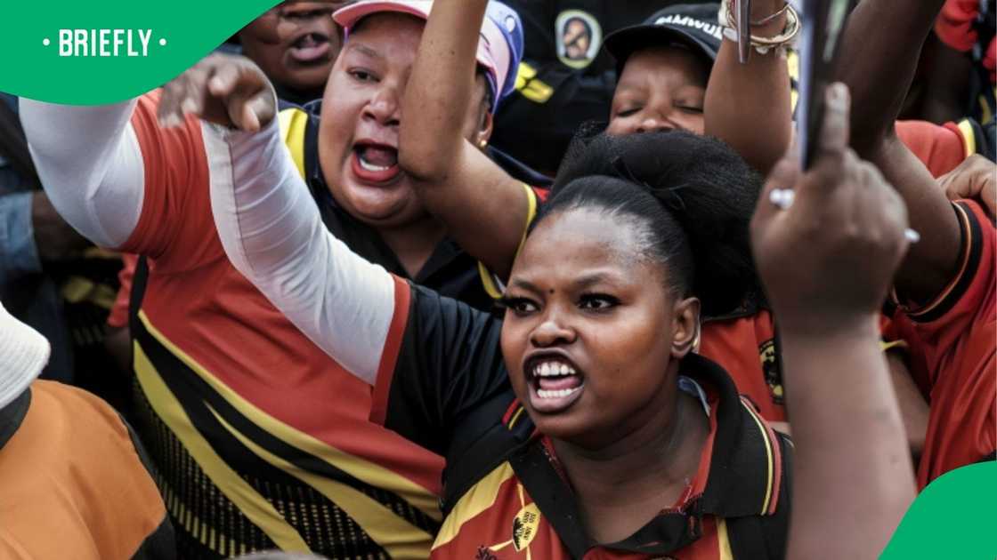 Protesting SAMWU worker provokes Johannesburg motorist in violent altercation Protesting SAMWU worker provokes Johannesburg motorist in violent altercation