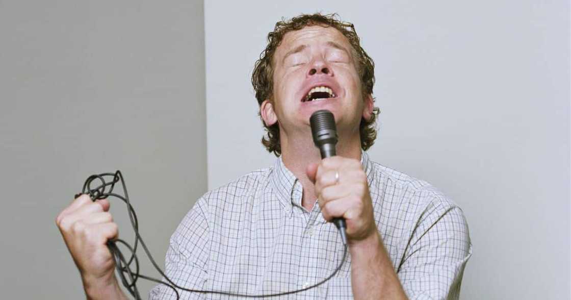 A man was captured on video singing Zahara's "Loliwe" at a Cash Crusaders store A man was captured on video singing Zahara's "Loliwe" at a Cash Crusaders store