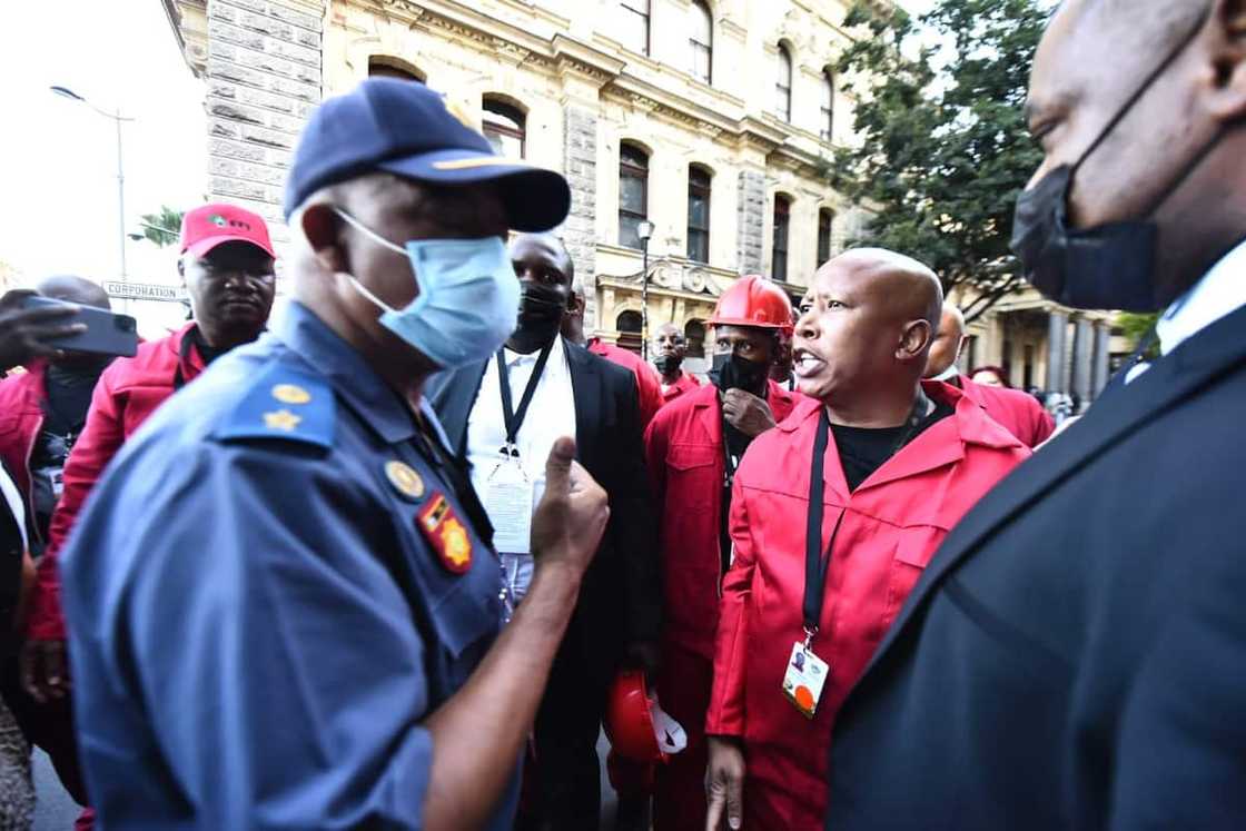 EFF, Economic Freedom Fighters, SAPS, South African Police Service, SONA, State of the Nation Address, Members of Parliament, City Hall, Cape Town EFF, Economic Freedom Fighters, SAPS, South African Police Service, SONA, State of the Nation Address, Members of Parliament, City Hall, Cape Town