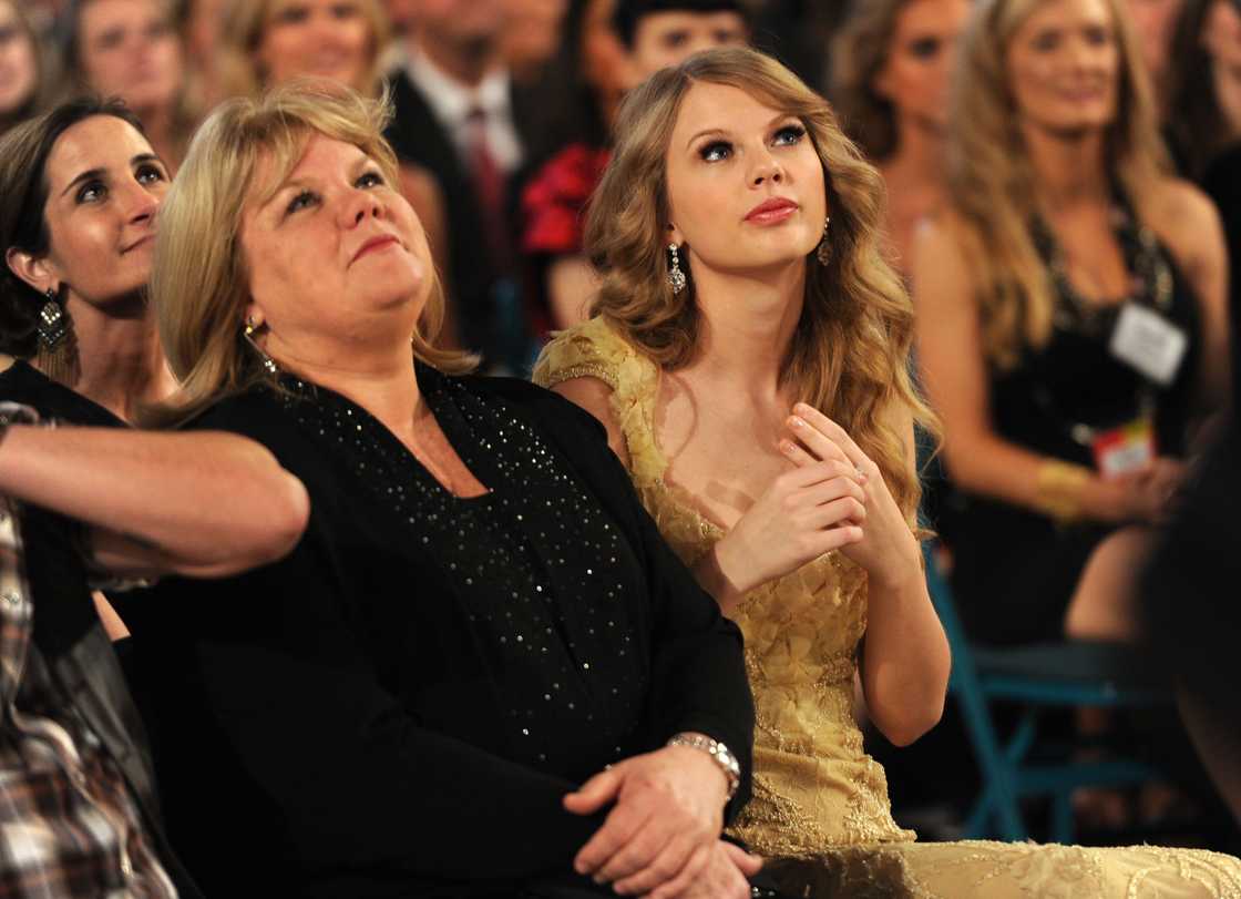 Taylor and her mother at the ACMAs