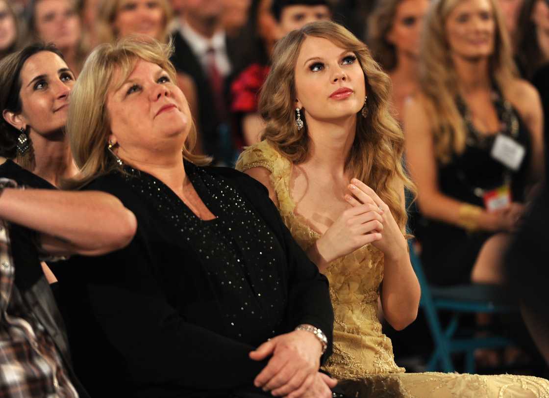Taylor and her mother at the ACMAs Taylor and her mother at the ACMAs
