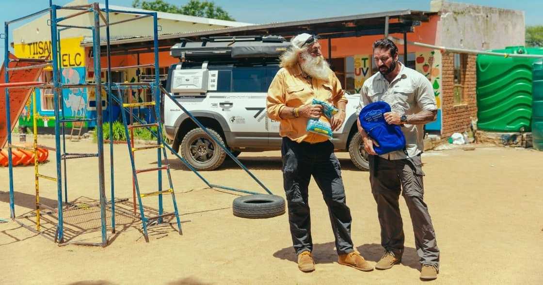 Mzansi's favourites Lira and Bryan Habana join
explorer Kingsley Holgate to deliver 2 million meals in SA Mzansi's favourites Lira and Bryan Habana join
explorer Kingsley Holgate to deliver 2 million meals in SA