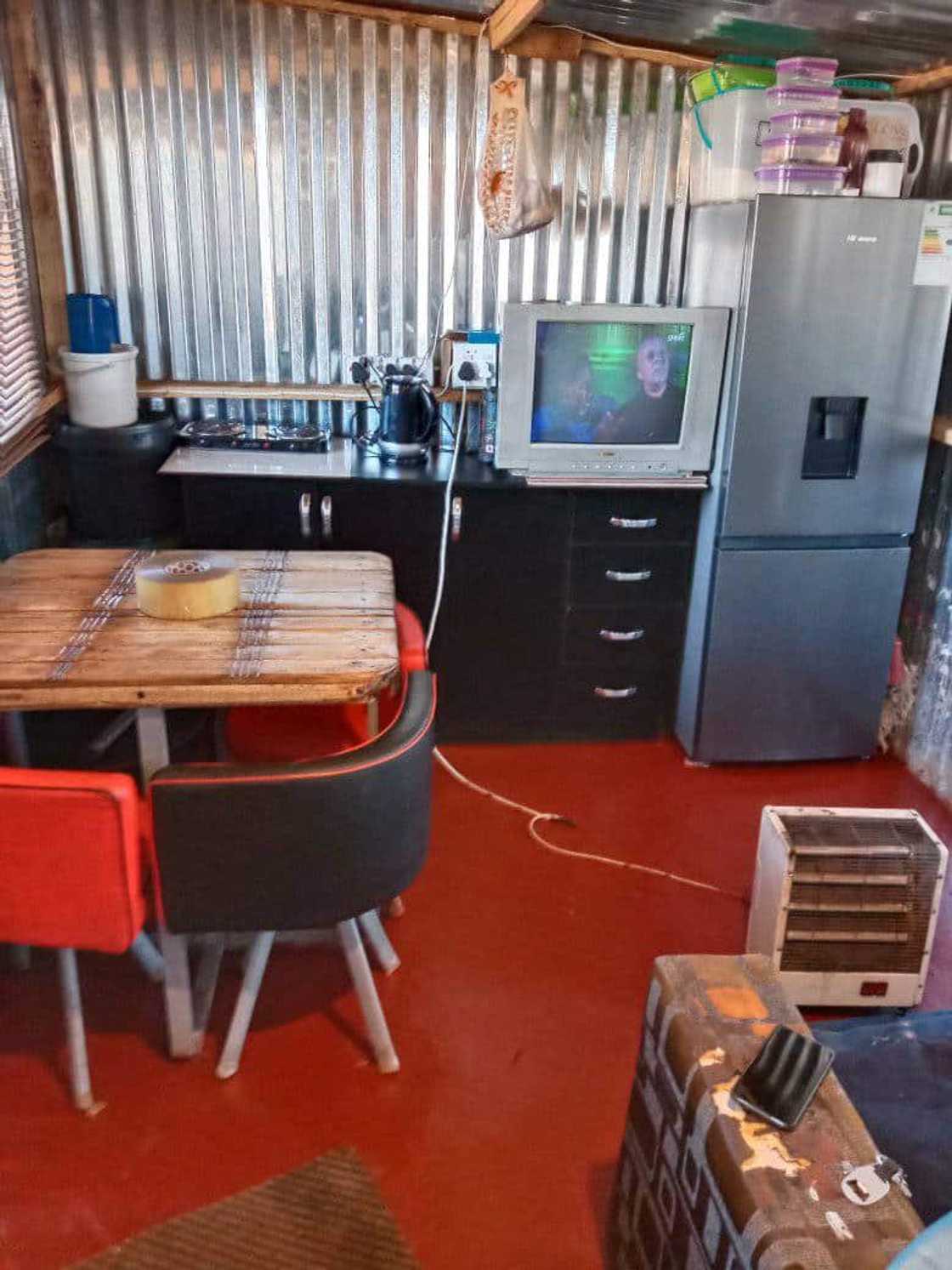 Woman shares pictures of her kitchen ad dining area. Woman shares pictures of her kitchen ad dining area.