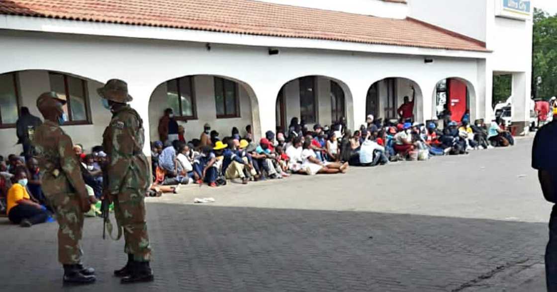 Zimbabwe, immigrants, border