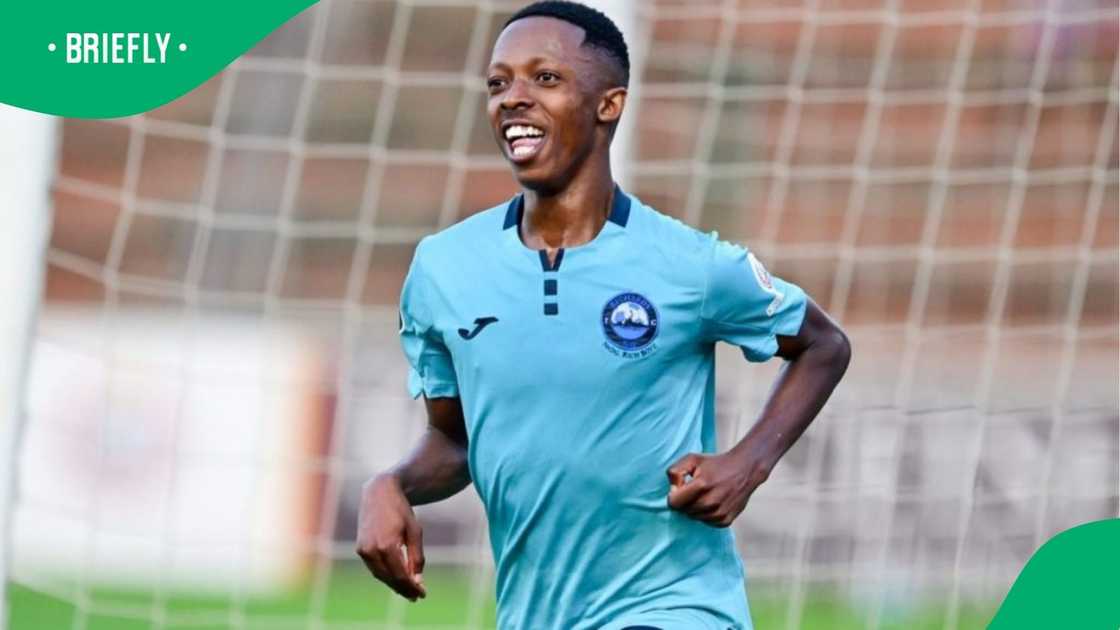 Lwandile Mabuya is a transfer target for Kaizer Chiefs next summer. Lwandile Mabuya is a transfer target for Kaizer Chiefs next summer.