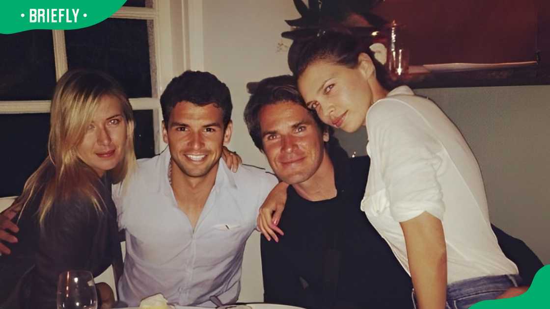 Maria Sharapova, Grigor Dimitrov, Tommy Haas, and Sara Foster posing around a table (L-R)