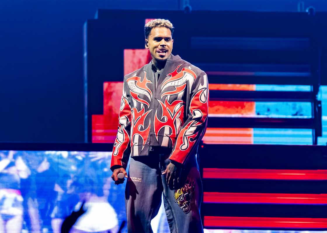 Chris Brown received a kiss from a fan Chris Brown received a kiss from a fan