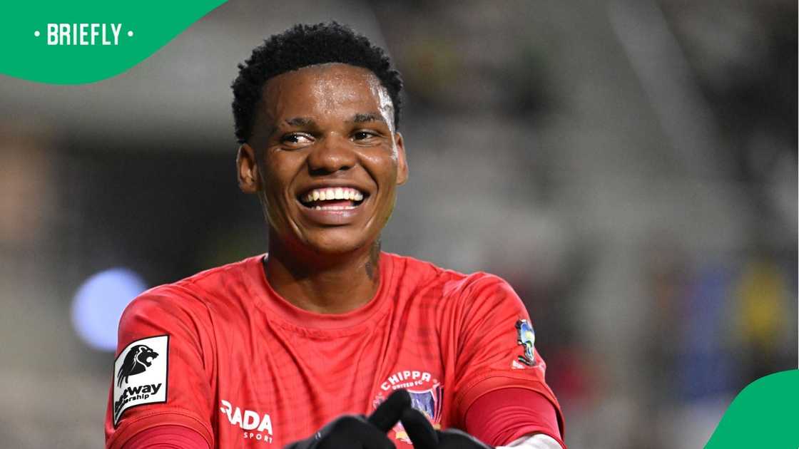 Orlando Pirates set to sign Sinoxolo Kwayiba from Chippa United. Orlando Pirates set to sign Sinoxolo Kwayiba from Chippa United.