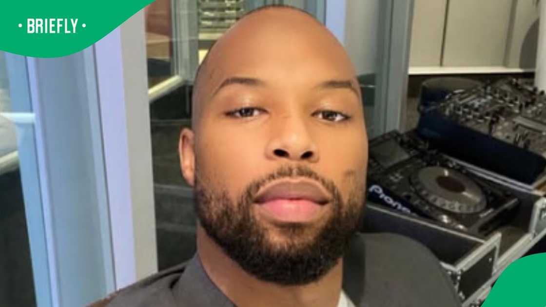 Sizwe Dhlomo sings EFF praises after house donation Sizwe Dhlomo sings EFF praises after house donation