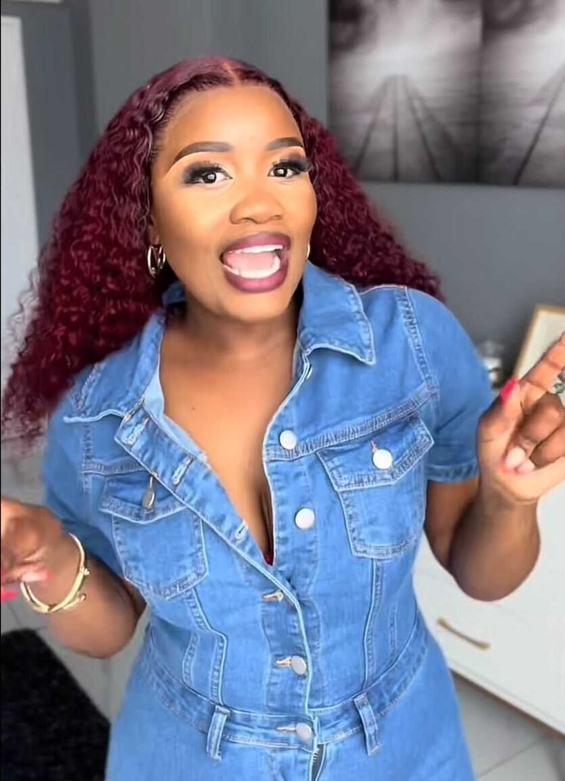 A lady in South Africa working for the government showed off her bank balance after payday. A lady in South Africa working for the government showed off her bank balance after payday.