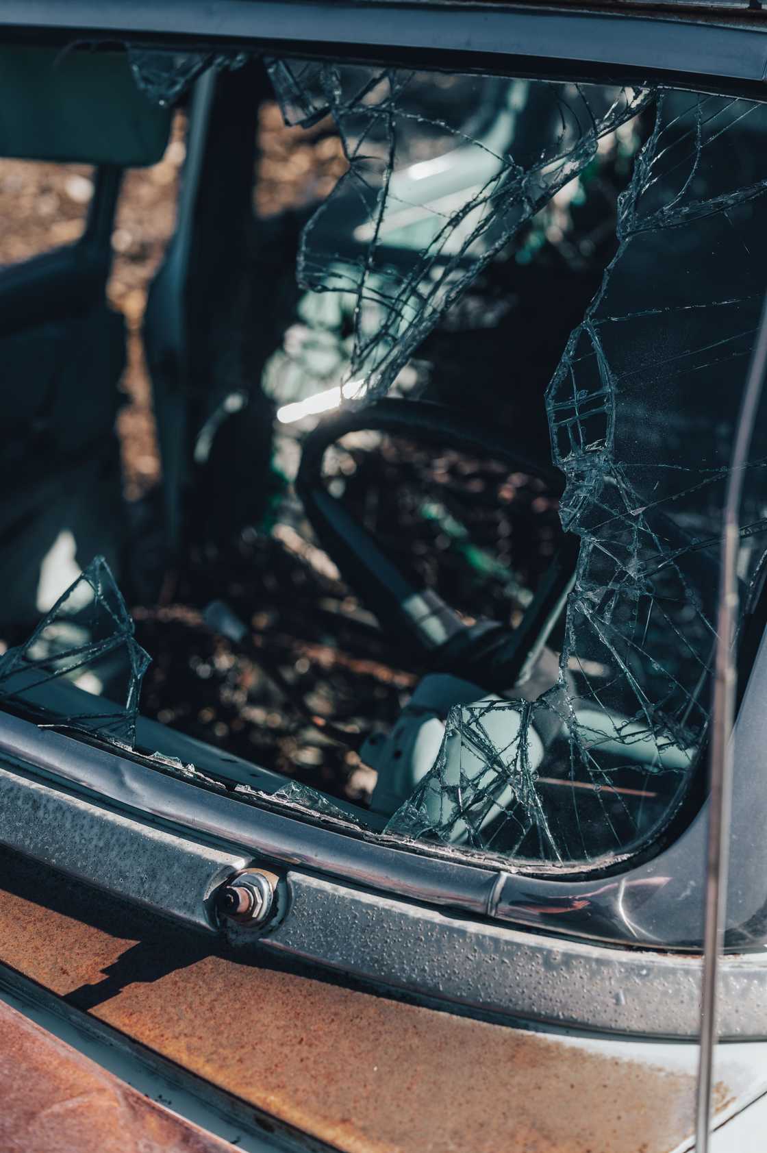 Experts recommend exiting a vehicle through a window in an emergency Experts recommend exiting a vehicle through a window in an emergency