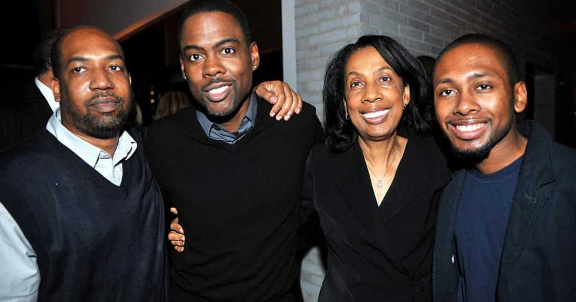 How many siblings does Chris Rock have? How many siblings does Chris Rock have?