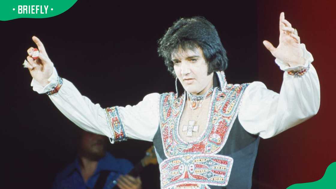What did Elvis' mom call him? What did Elvis' mom call him?