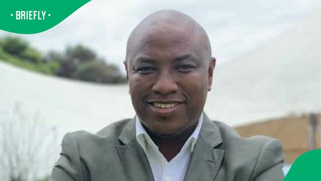 Musa Mseleku spotted on plane with mystery woman and baby Musa Mseleku spotted on plane with mystery woman and baby