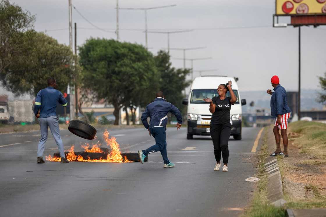 Protesting community members burned tyres in Parys, Free State