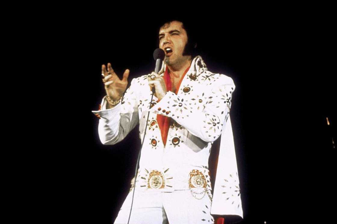 Late Elvis Presley performed on tour