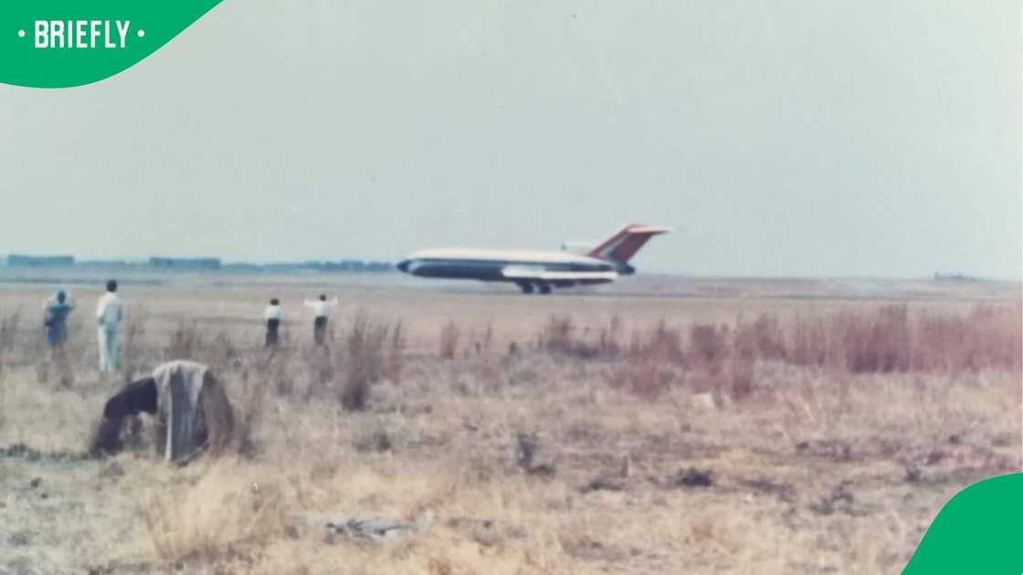 A still of the 1974 plane landing.