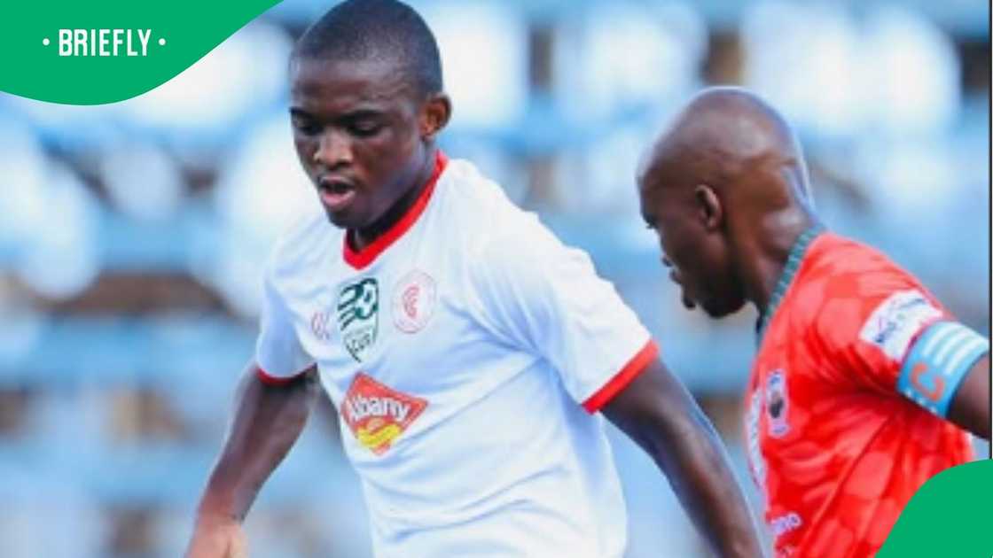 Kaizer Chiefs are showing interest in bring back former defender, Lungelo Bhengu.