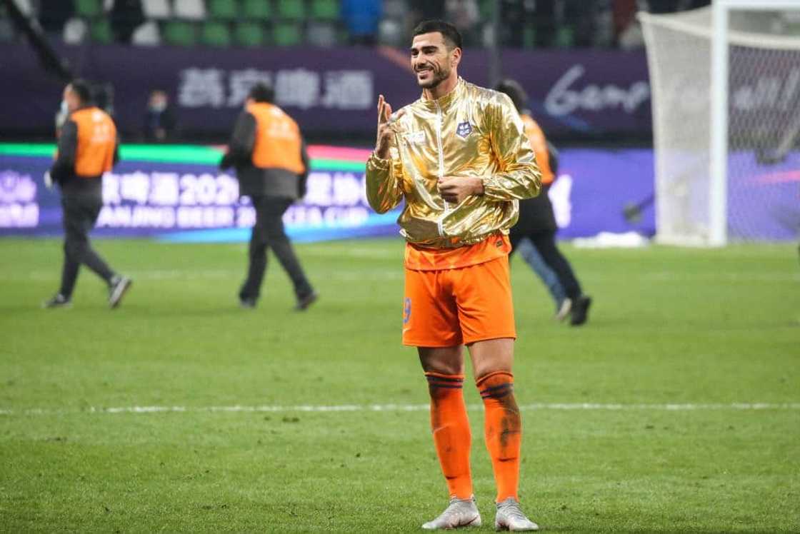 Watch romantic moment Pelle proposed to his stunning girlfriend on helicopter pad in Dubai Watch romantic moment Pelle proposed to his stunning girlfriend on helicopter pad in Dubai