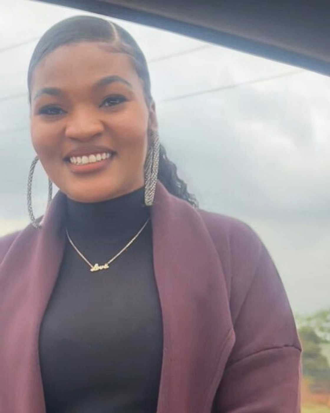 Lady selling cookies introduced herself Lady selling cookies introduced herself