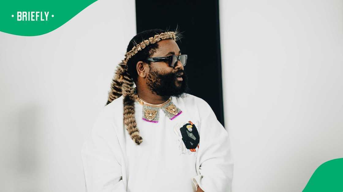 Sjava's fan threw underwear at him.