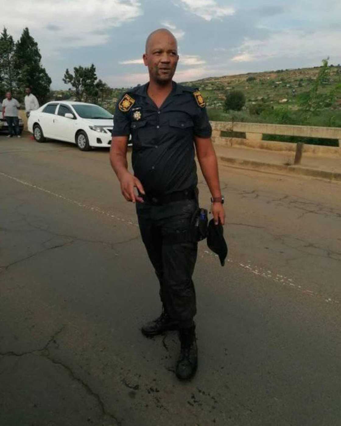 Hero Cop Saves an Elderly Person from Drowning, Mzansi Thanks Him Hero Cop Saves an Elderly Person from Drowning, Mzansi Thanks Him