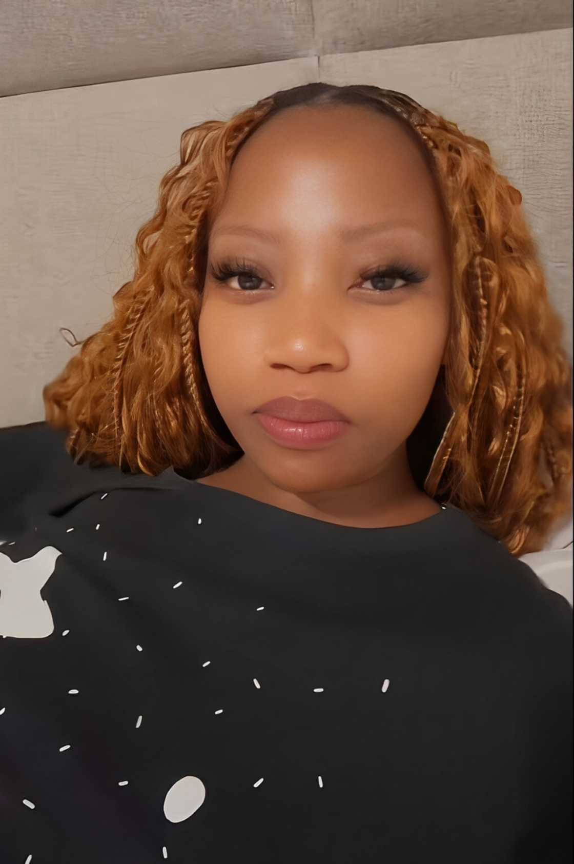 A lady swooned over a beautiful traffic officer, which left South Africans in awe. A lady swooned over a beautiful traffic officer, which left South Africans in awe.