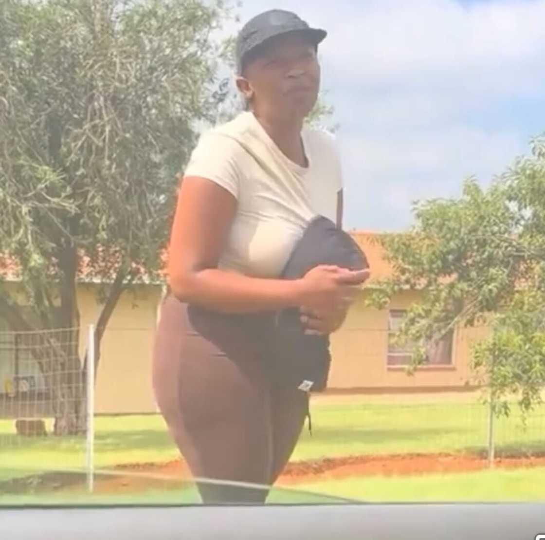 A man taught his girlfriend how to reject men in a video that amused SA.