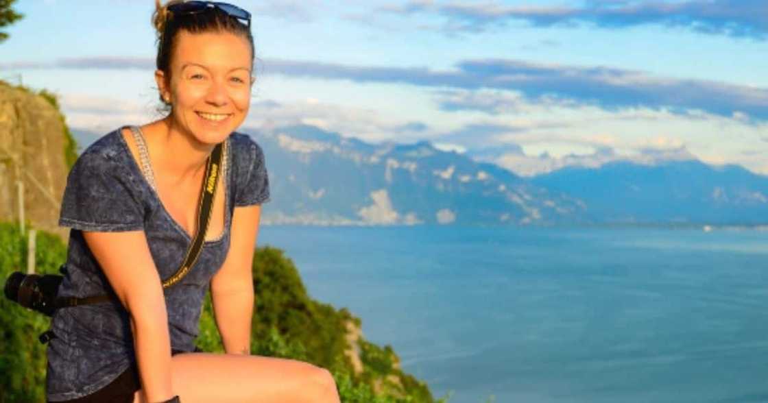 Woman who earns a whopping R100k a month and travels all over the world