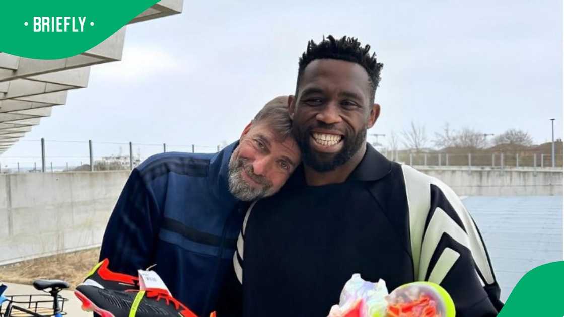 Jürgen Klopp met Springbok captain Siya Kolisi. Jürgen Klopp met Springbok captain Siya Kolisi.