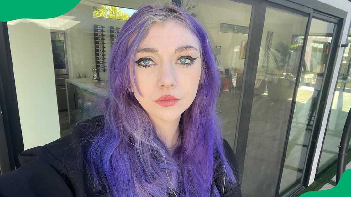 JustAMinx with blue hair. JustAMinx with blue hair.