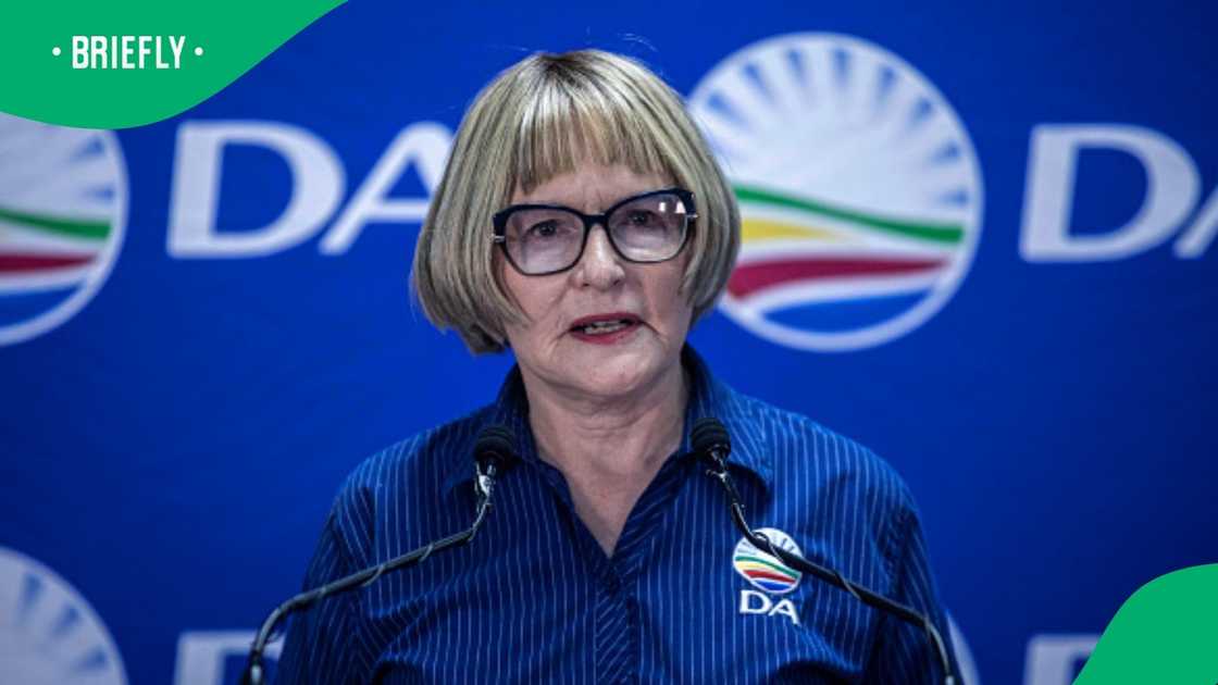 Helen Zille guns for mayor with students