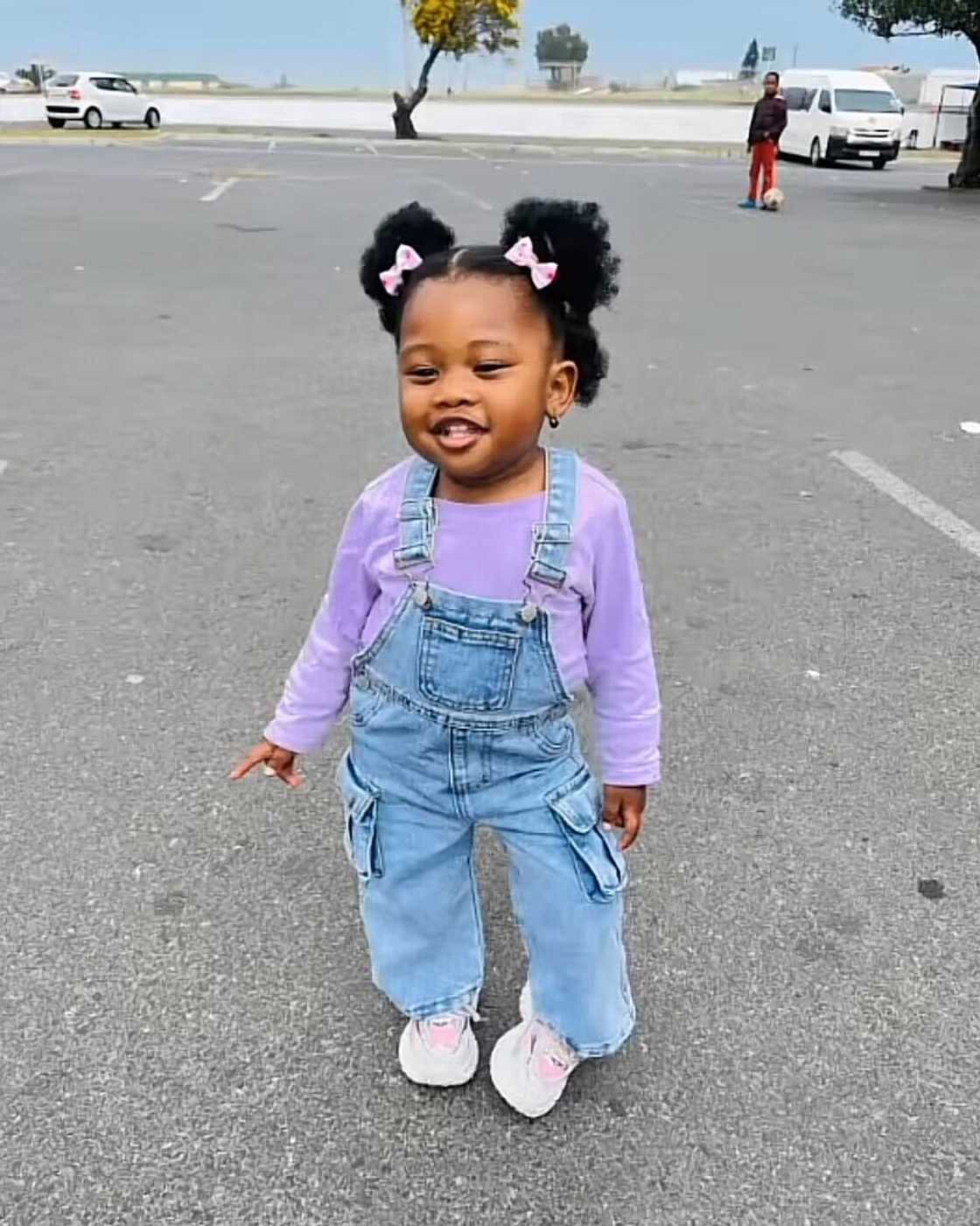 South Africans couldn’t help but be amazed by the little girl’s reaction to seeing herself on the Ackermans store window.