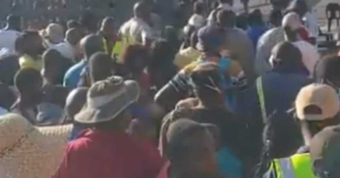 Clips show scores of Zim nationals flock into SA via Beitbridge border Clips show scores of Zim nationals flock into SA via Beitbridge border