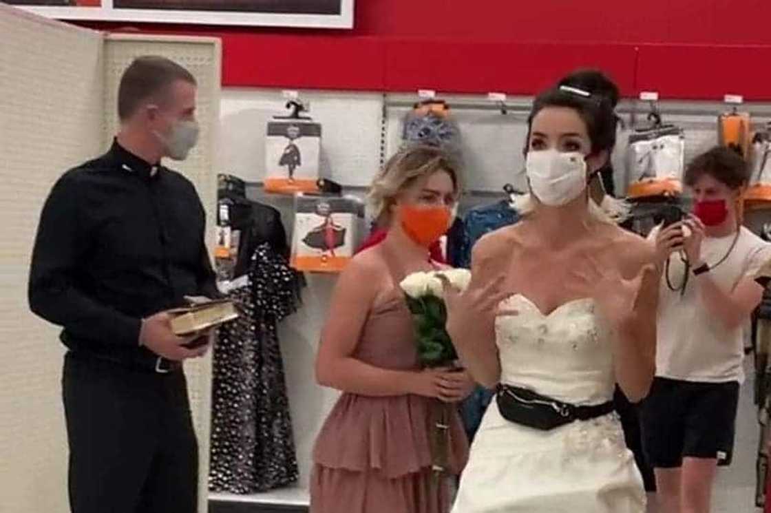 Woman shows up to fiance's workplace in wedding dress, demands to be married Woman shows up to fiance's workplace in wedding dress, demands to be married