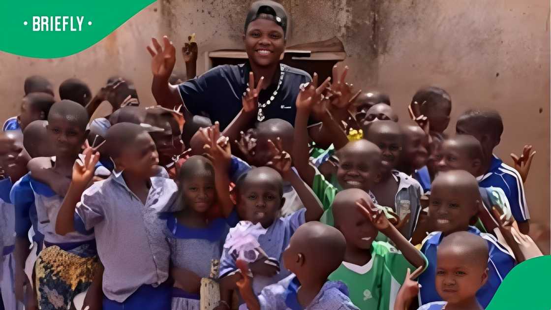 A Nigerian man is going to Nigerian schools to share their bad state online A Nigerian man is going to Nigerian schools to share their bad state online