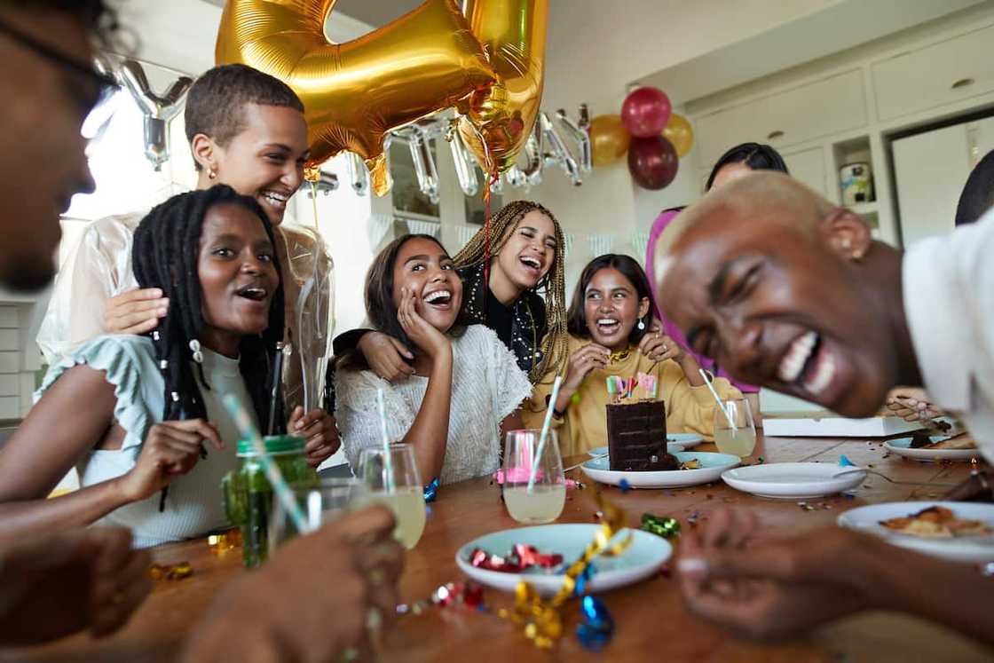 Haibo: Cake Thieves Go for Gold While Birthday Girl Slaps Nearby Guest Haibo: Cake Thieves Go for Gold While Birthday Girl Slaps Nearby Guest