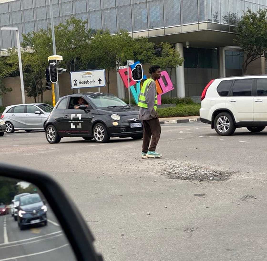 Twitter psot urges Joburg MPD to hire informal traffic conductors. Twitter psot urges Joburg MPD to hire informal traffic conductors.