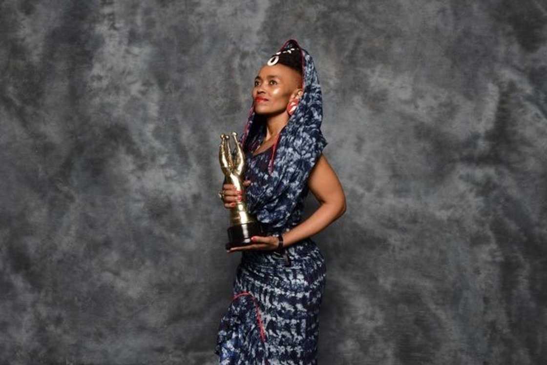 Moshidi Motshegwa received her flowers Moshidi Motshegwa received her flowers