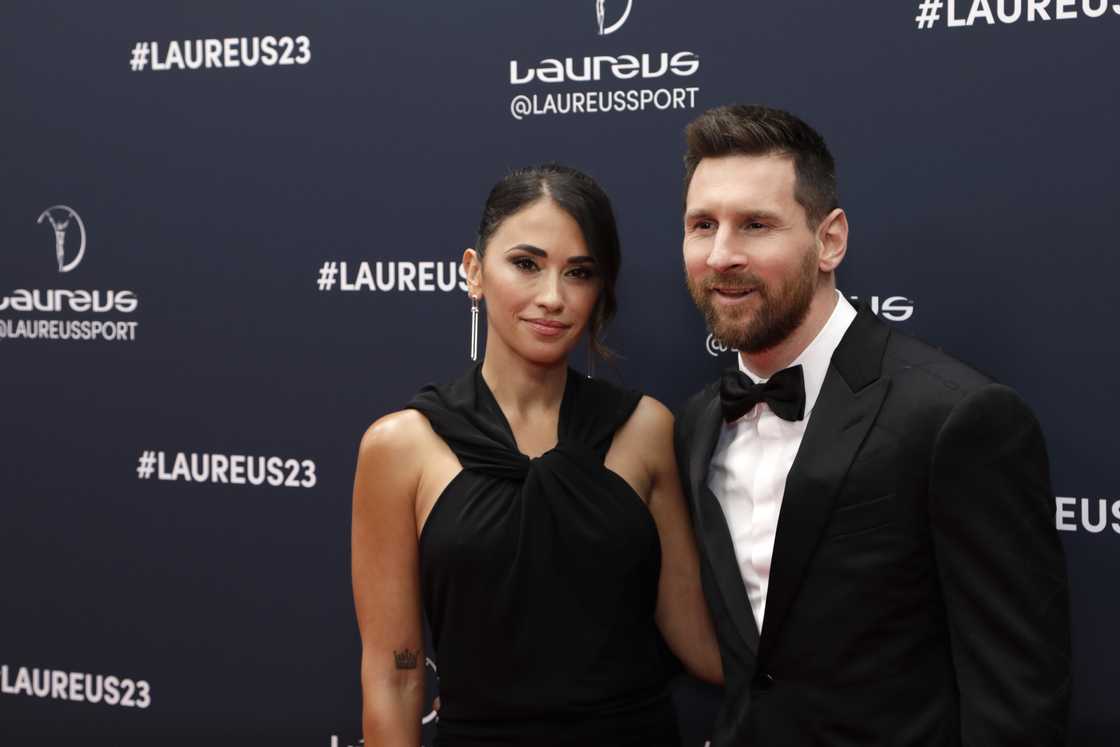 Photo of Lionel Messi's wife spying on him holding phone goes viral